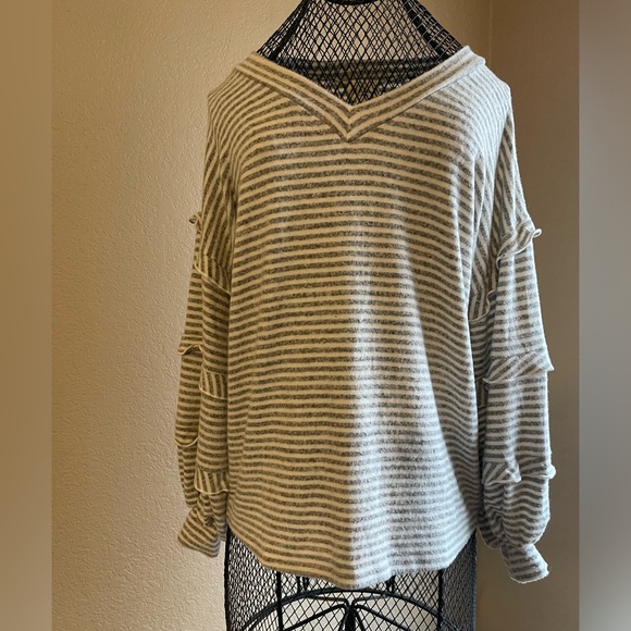 1.4.3. Story by Line Up Here I Go Again Ruffle Sleeve Top| Small - Picture 4 of 9